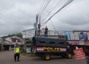 Respons Cepat Polsek Kajen Tangani Kabel WiFi Melintang di Depan Terminal