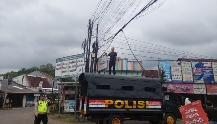 Respons Cepat Polsek Kajen Tangani Kabel WiFi Melintang di Depan Terminal