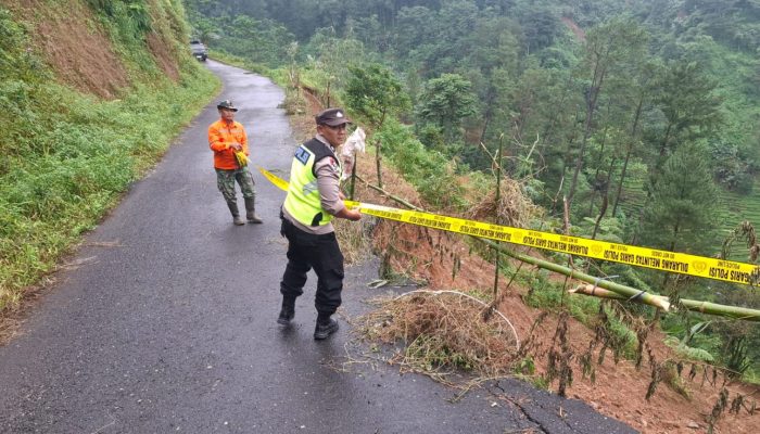 Patroli Antisipasi Bencana, Polsek Paninggaran Temukan Titik Longsor di Jalur Desa Werdi