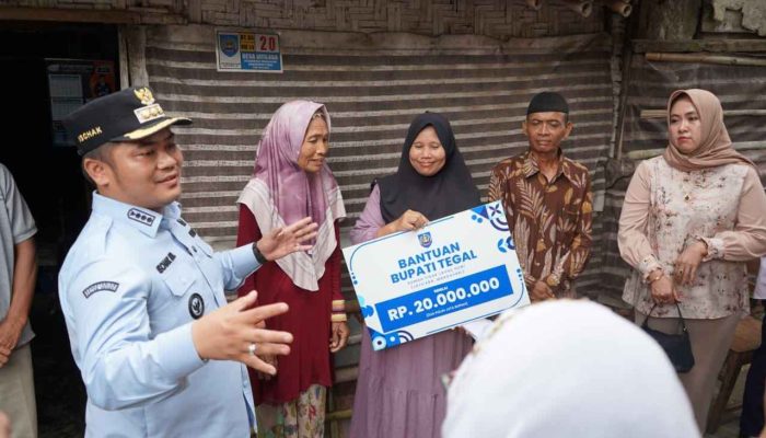 Tindak Lanjut Tilik Desa, Bupati Tegal Salurkan Bantuan Perbaikan RTLH di Margasari