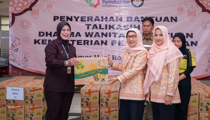 Semarak Bulan Ramadhan, DWP Kemenperin Serahkan 1.030 Paket Tali Kasih Ramadhan