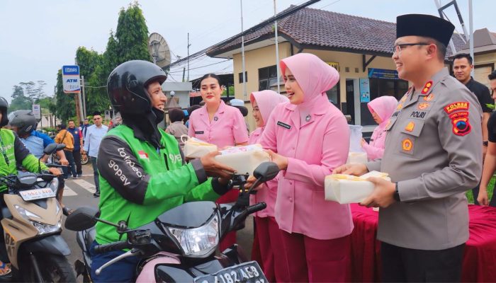 Polres Pekalongan dan Bhayangkari Berbagi Takjil, Wujud Kepedulian dan Kedekatan dengan Masyarakat