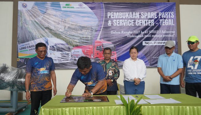 Bupati Tegal Resmikan Service Centre Truk di SMK Negeri 1 Adiwerna pada Peringatan HUT ke-47