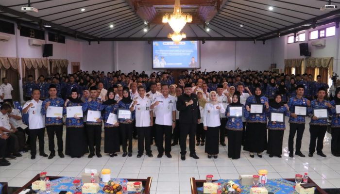 Pemkot Tegal Lantik PNS dan Serahkan Berbagai SK Kepegawaian