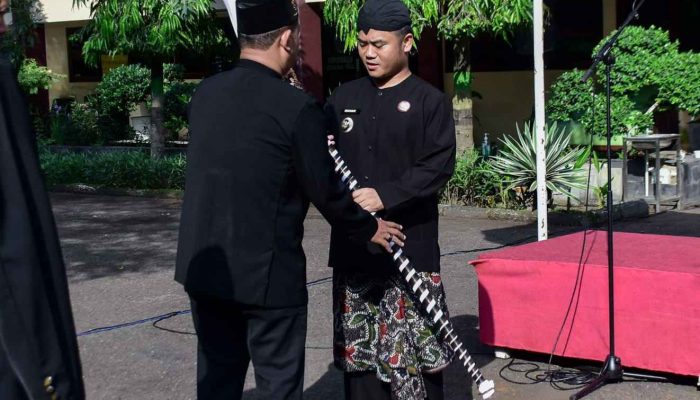 Bupati Tegal Serahkan Tombak Kyai Plered ke Keturunan Ki Gede Sebayu, Kirab Budaya Hari Jadi ke-425 Resmi Bergulir