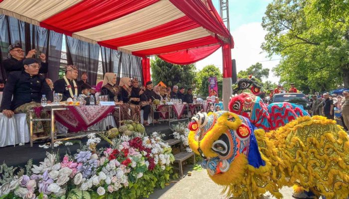 51 Kontingen Semarakkan Kirab Tombak Kyai Plered, Bupati Tegal: Wujud Syukur Hari Jadi ke-425