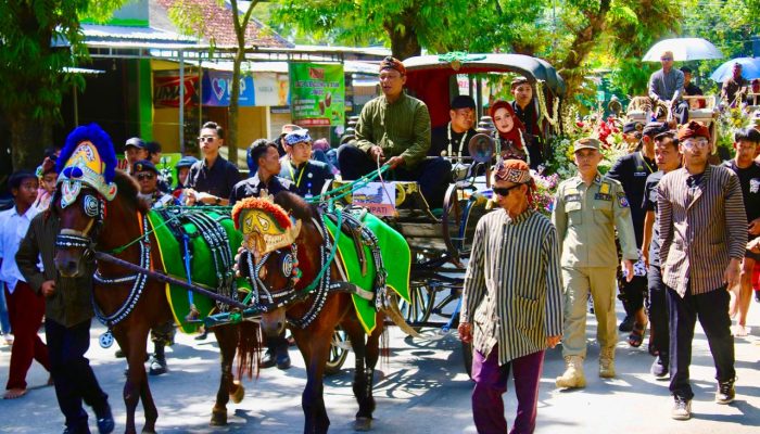 Ribuan Warga Sambut Kirab Tombak Kiai Plered, Bupati Ischak Tegaskan Komitmen Tuntaskan Tantangan Pembangunan