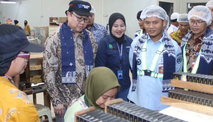 Bupati Tegal Salurkan BLT DBHCHT Rp1,78 Miliar untuk Ribuan Buruh Rokok dan Petani Tembakau
