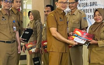 Pemkab Tegal Pastikan Hak Pensiun 70 PNS Terpenuhi, Sekda Serahkan SK Purna Tugas
