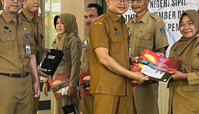 Pemkab Tegal Pastikan Hak Pensiun 70 PNS Terpenuhi, Sekda Serahkan SK Purna Tugas