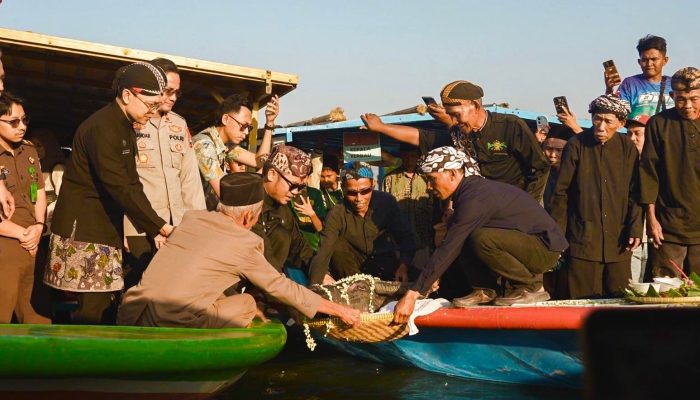 Sedekah Waduk Cacaban Lestarikan Tradisi, Bupati Tegal Dorong Cacaban Jadi Destinasi Wisata Budaya Unggulan