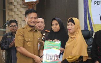 Bupati Tegal Serahkan Penetapan Perwalian bagi Tiga Anak LKSA