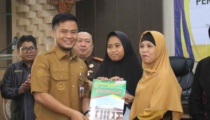 Bupati Tegal Serahkan Penetapan Perwalian bagi Tiga Anak LKSA