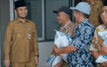 Bupati Tegal Salurkan Bantuan Beras bagi Warga Terdampak Tanah Bergerak Desa Kajen