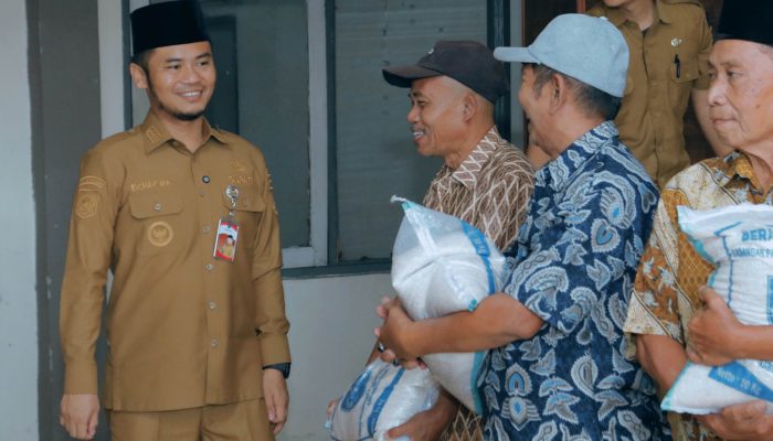 Bupati Tegal Salurkan Bantuan Beras bagi Warga Terdampak Tanah Bergerak Desa Kajen
