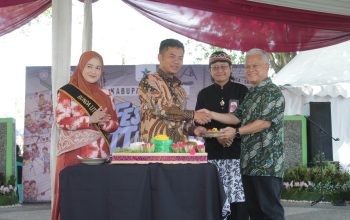 Bupati Tegal Dorong Gerakan Satu Hari Satu Sekolah Berkunjung ke Perpustakaan