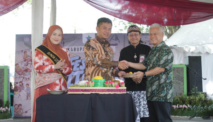 Bupati Tegal Dorong Gerakan Satu Hari Satu Sekolah Berkunjung ke Perpustakaan