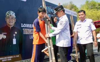 Bupati Tegal Dorong Pelajar Lestarikan Permainan Tradisional Lewat Lomba Egrang dan Gobak Sodor