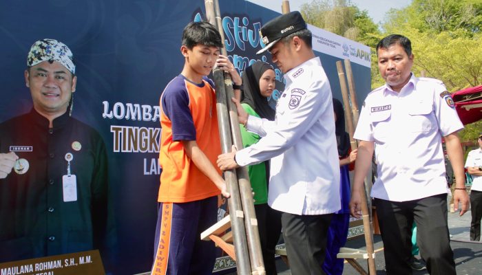 Bupati Tegal Dorong Pelajar Lestarikan Permainan Tradisional Lewat Lomba Egrang dan Gobak Sodor
